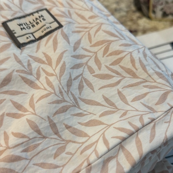 WILLIAM MORRIS 
Cotton Plaster Pink Leaf King Sheet Set - Picture 5 of 8